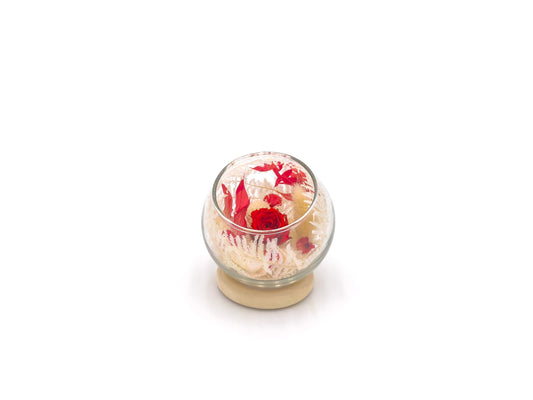 petite bulle en verre contenant une rose eternelle rouge et du feuillage rouge et blanc stabilisés